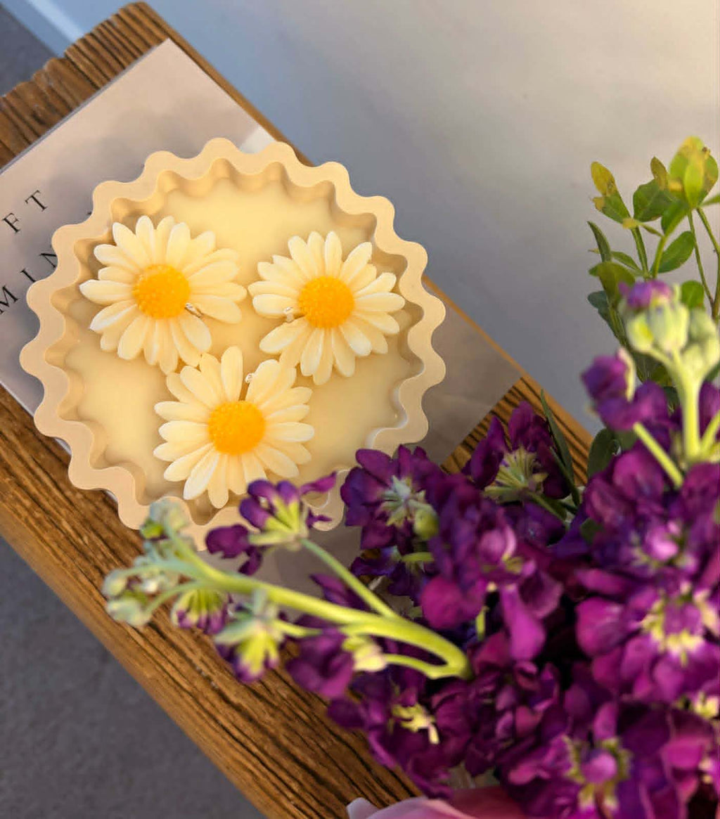 Oversized Three Wick Daisy Candle