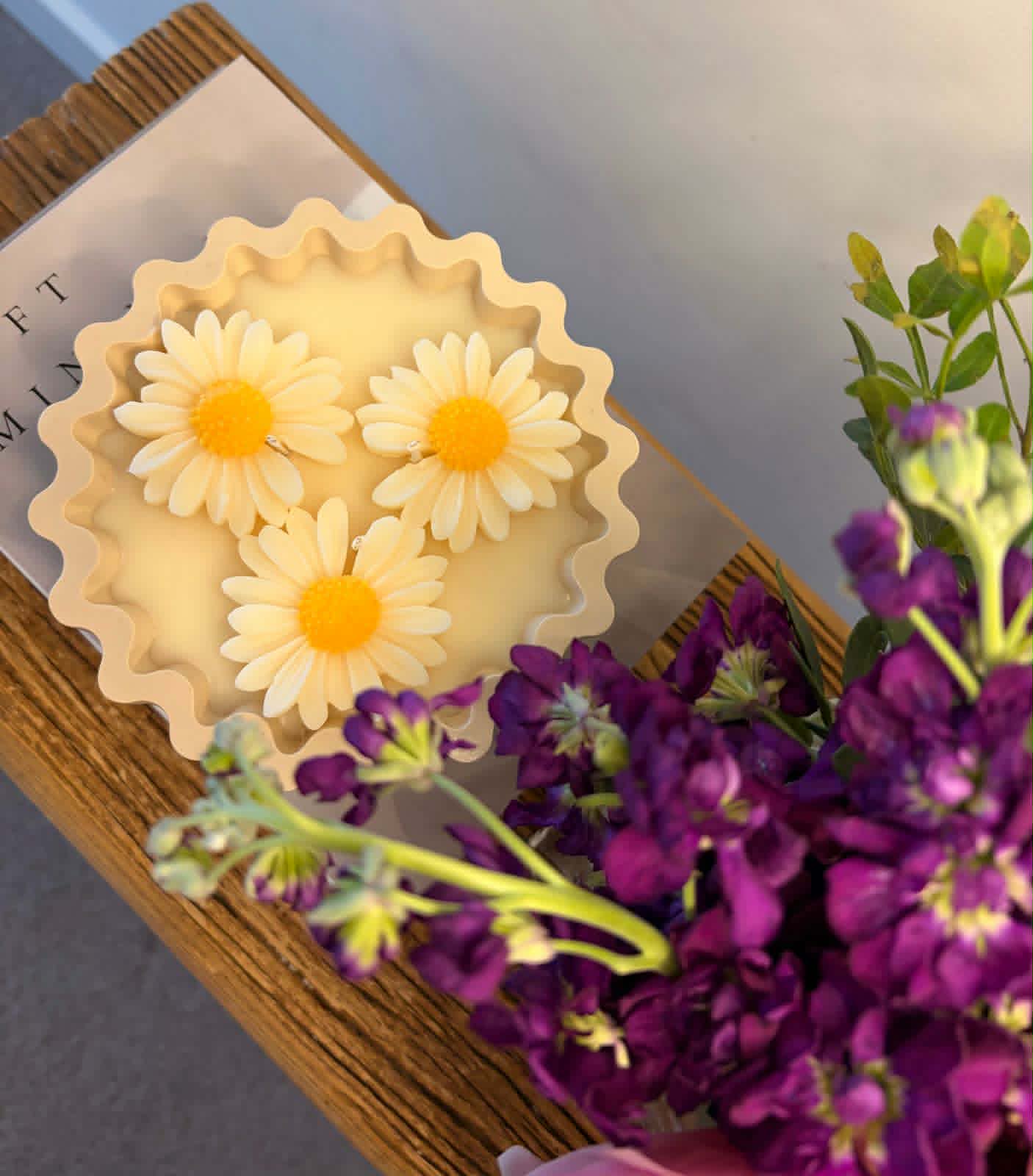 Oversized Three Wick Daisy Candle