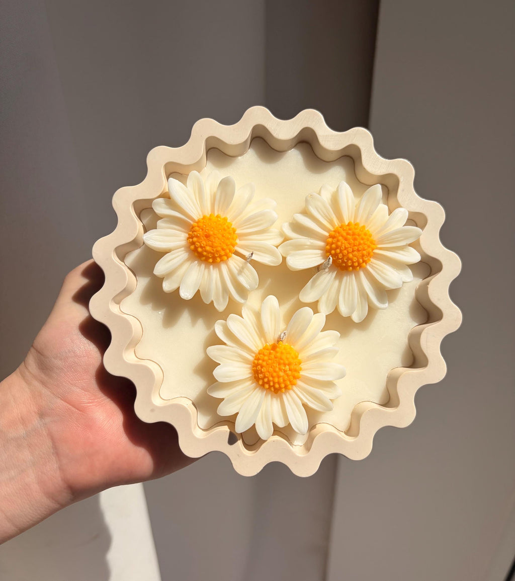 Oversized Three Wick Daisy Candle