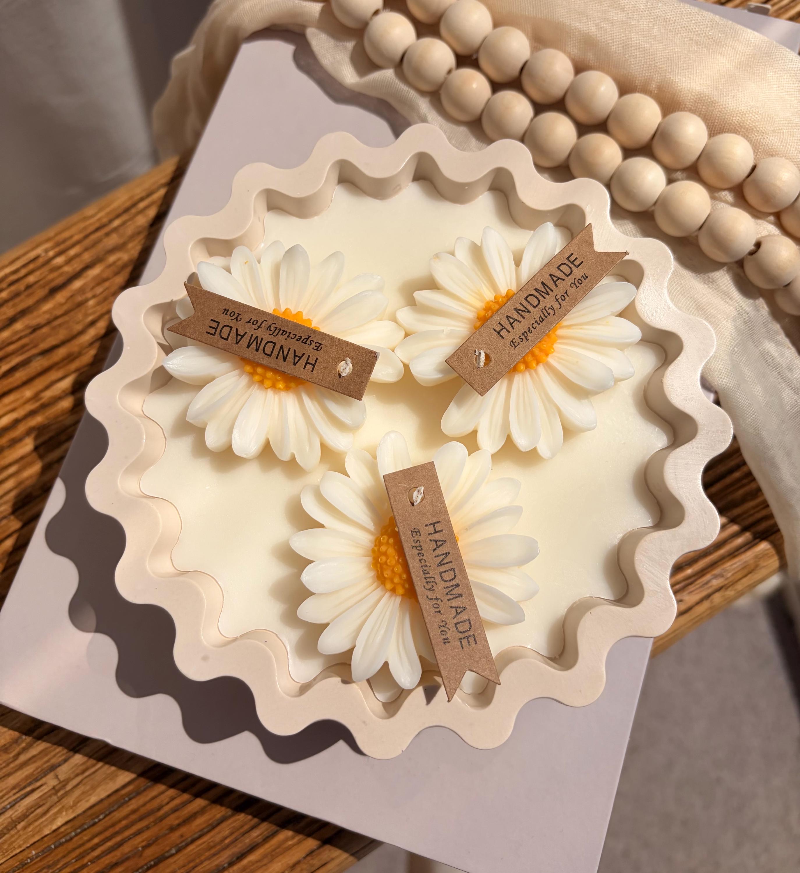 Oversized Three Wick Daisy Candle